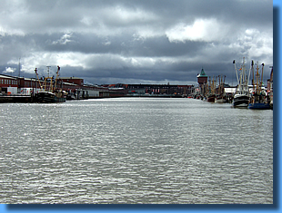 Hafen von Cuxhaven dramatische Wolken